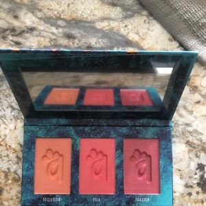 Blush trio in medium tan, never used or swatched